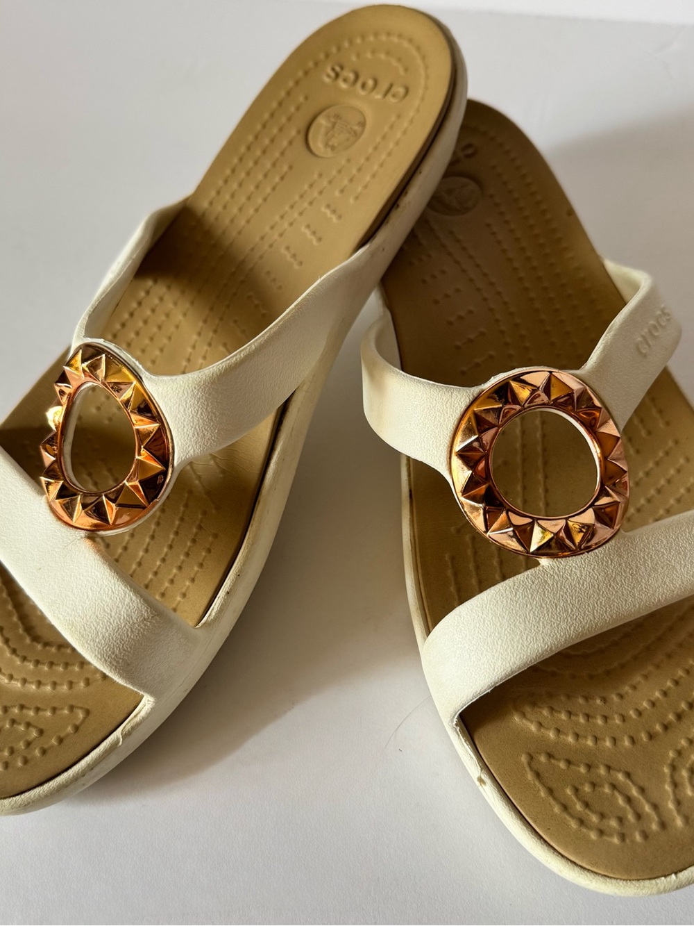 Crocs Women's 9 Wide Sanrah Sandals White Gold Circle Medallion